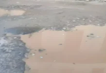 அருமனை: குண்டு குழியாக மாறிய சாலை – மக்கள் அவதி