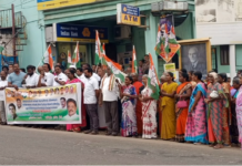 இரணியல்: சாலை சீரமைக்க கோரி எம்எல்ஏ ஆர்ப்பாட்டம்