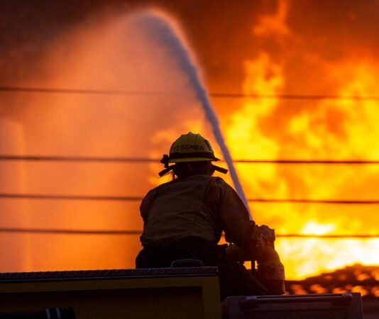 கலிபோர்னியாவில் உள்ள கோடீஸ்வரர்கள் சொகுசு வீடுகளை பாதுகாக்க லட்சக்கணக்கில் செலவழிப்பு