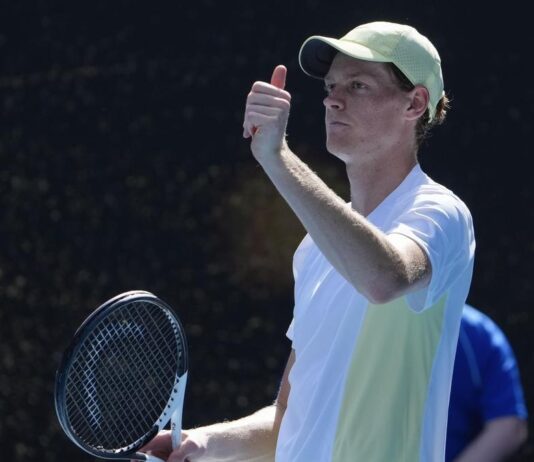 ஆஸ்திரேலிய ஓபன் டென்னிஸ்: ஜன்னிக் சின்னர், இகா ஸ்வியாடெக் 2-வது சுற்றுக்கு முன்னேற்றம்