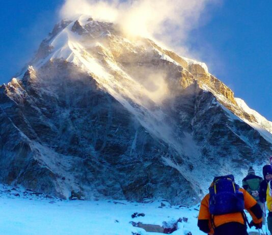 எவரெஸ்ட் சிகரத்தில் ஏற கட்டணம் 36% உயர்வு: நேபாள அரசு அறிவிப்பு