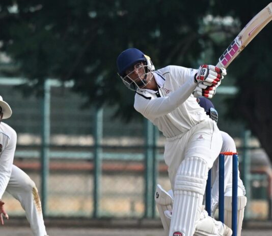 ஆந்த்ரே சித்தார்த் சதம் விளாசல்