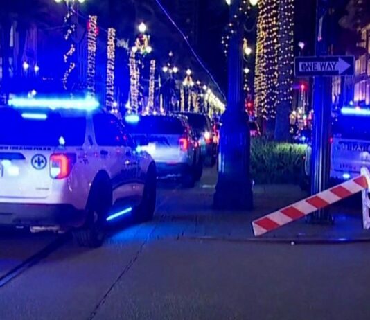 அமெரிக்காவின் நியூ ஆர்லியன்ஸில் கூட்டத்தில் பாய்ந்த டிரக் – 10 பேர் உயிரிழப்பு