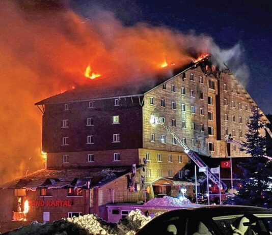 66 பேரை பலிகொண்ட துருக்கி ஓட்டல் தீ விபத்து: என்ன நடந்தது?