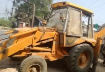 களியக்காவிளை: செம்மண் கடத்திய டெம்போ – ஜே. சி. பி. பறிமுதல்