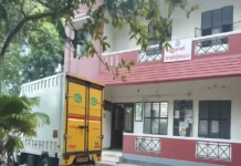 அருமனை: இறைச்சிக்கழிவுடன் வந்த வாகனம் பறிமுதல்