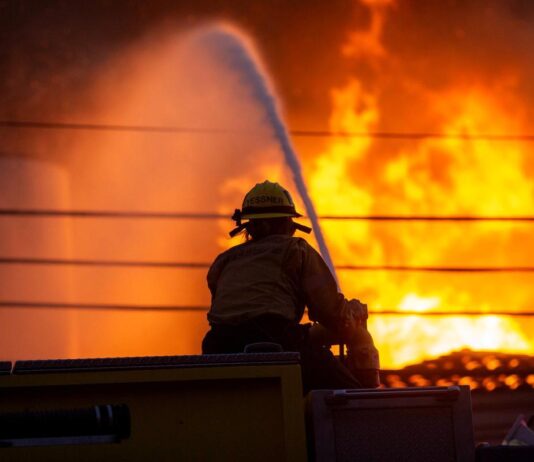 தண்ணீர் பற்றாக்குறை, மின்சாரம் துண்டிப்பால் லாஸ் ஏஞ்சல்ஸ் காட்டுத் தீயை அணைப்பதில் சிக்கல்