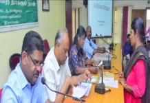 கன்னியாகுமரி: மக்கள் குறைதீர் கூட்டத்தில் மனுக்களை பெற்ற கலெக்டர்v