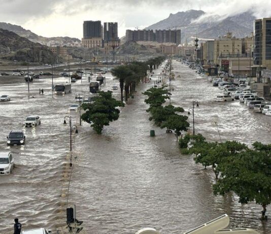வெள்ளக்காடான மெக்கா நகரம் – விடாத கனமழையால் இயல்பு நிலை பாதிப்பு