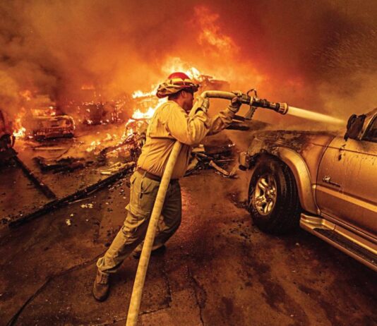 லாஸ் ஏஞ்சல்ஸ் காட்டுத் தீ: 1.30 லட்சம் அமெரிக்கர்கள் வெளியேற்றம்