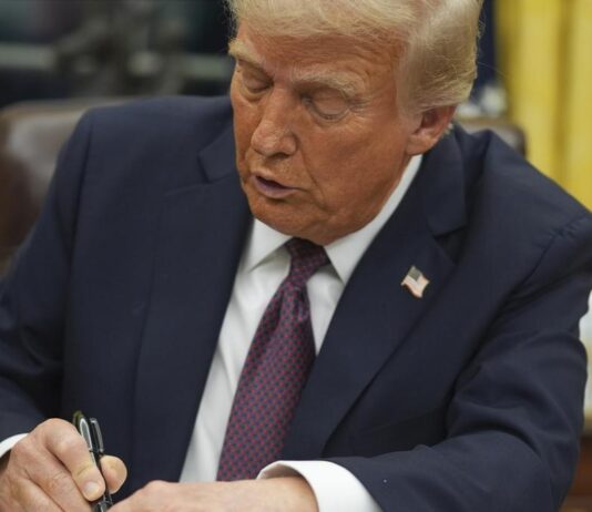 அமெரிக்காவில் பிறந்தால் இனி குடியுரிமை கிடையாது: இந்தியர்களை எப்படி பாதிக்கும்?