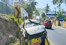 தக்கலை: தாறுமாறாக ஓடி கவிழ்ந்த கார்