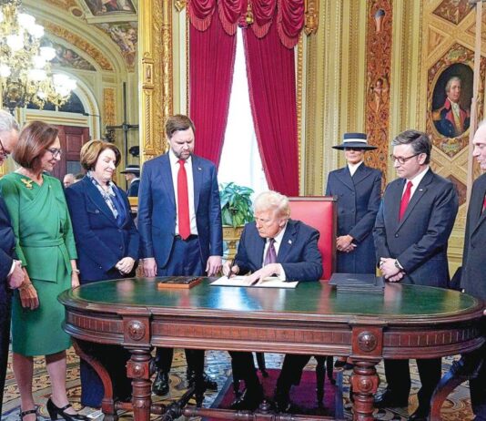 இந்தியா உள்ளிட்ட ‘பிரிக்ஸ்’ நாடுகளுக்கு அதிபர் ட்ரம்ப் மிரட்டல்: முதல் நாளில் பல்வேறு உத்தரவுகளில் கையெழுத்து