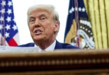 அதிபர் ட்ரம்ப் அறிவிப்புக்கு மாறாக செய்தி வெளியிடும் ஏபி நிருபர், புகைப்பட கலைஞருக்கு அனுமதி மறுப்பு