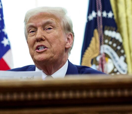 அதிபர் ட்ரம்ப் அறிவிப்புக்கு மாறாக செய்தி வெளியிடும் ஏபி நிருபர், புகைப்பட கலைஞருக்கு அனுமதி மறுப்பு