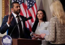 பகவத் கீதை மீது கைவைத்து பதவிப் பிரமாணம்: கவனம் ஈர்த்த எஃப்பிஐ இயக்குநர் காஷ் படேல்!