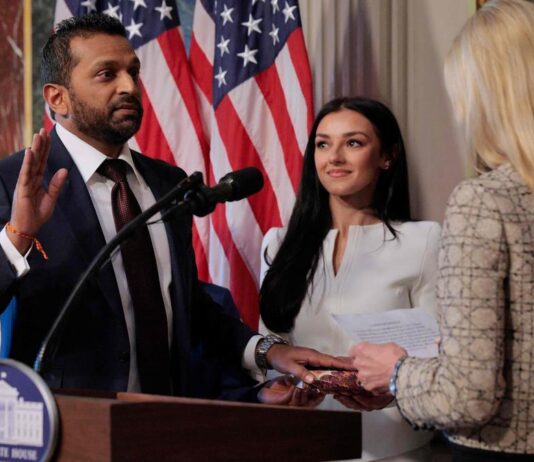 பகவத் கீதை மீது கைவைத்து பதவிப் பிரமாணம்: கவனம் ஈர்த்த எஃப்பிஐ இயக்குநர் காஷ் படேல்!