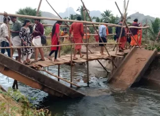 வில்லுக்குறி: கோவிலுக்கு செல்லும் பாலம் இடிந்து 3 பேர் காயம்