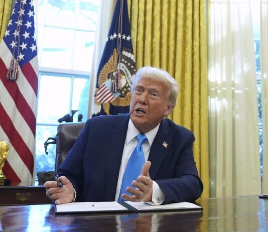 வெளிநாட்டு ஊழல் நடைமுறை சட்டத்தை நிறுத்தி வைத்த ட்ரம்ப்