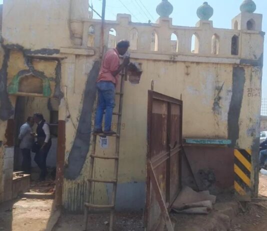 உ.பி. மீரட்டில் 168 ஆண்டு பழமையான மசூதி இடிப்பு: மெட்ரோ ரயில் பாதைக்காக அகற்ற முஸ்லிம்கள் ஒப்புதல்