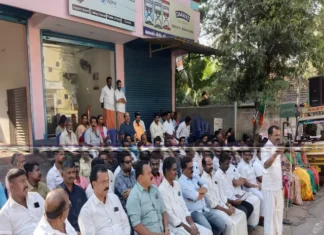 திற்பரப்பு: சாலைகள் சீரமைக்க கேட்டு பாஜக ஆர்ப்பாட்டம்