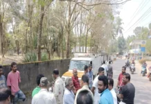 குமரி: உணவு கழிவுகளுடன் வந்த டெம்போ சிறைபிடிப்பு