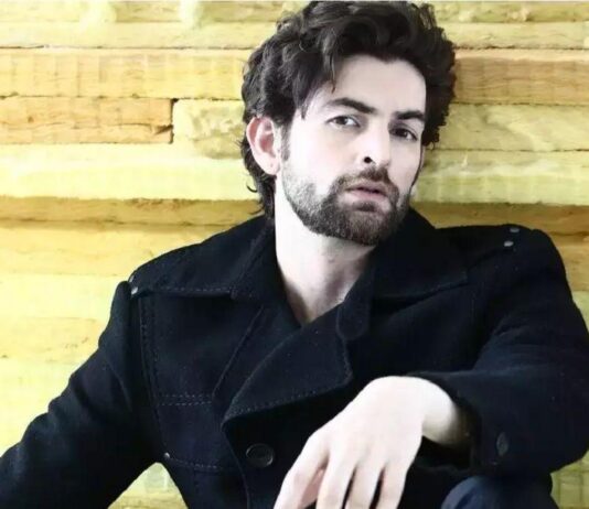 நியூயார்க் விமான நிலையத்தில் ‘கத்தி’ வில்லன் தடுத்து நிறுத்தம்