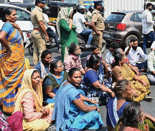 எல்லீஸ்புரம் குடிசை மாற்று வாரிய குடியிருப்புகளை இடிக்க முயற்சி: அண்ணா சாலையில் மறியல்