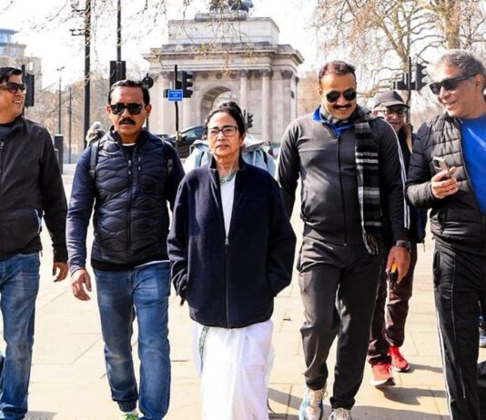 லண்டன் வீதியில் சேலையுடன் நடைபயிற்சி மேற்கொண்டார் மம்தா