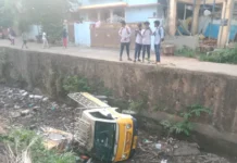 திங்கள்சந்தை: கால்வாயில் கவிழ்ந்த மினி டெம்போ