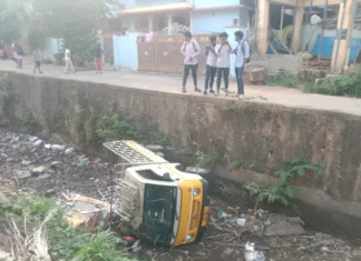 திங்கள்சந்தை: கால்வாயில் கவிழ்ந்த மினி டெம்போ