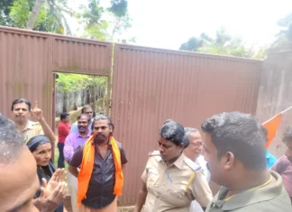 மார்த்தாண்டம்: முந்திரி ஆலை முன் திடீர் முற்றுகை போராரட்டம்