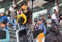 பாகிஸ்தானில் மோசடி கால் சென்ட்டரில் புகுந்து கம்ப்யூட்டர், லேப்டாப் உள்ளிட்ட பொருட்களை கொள்ளையடித்த மக்கள்