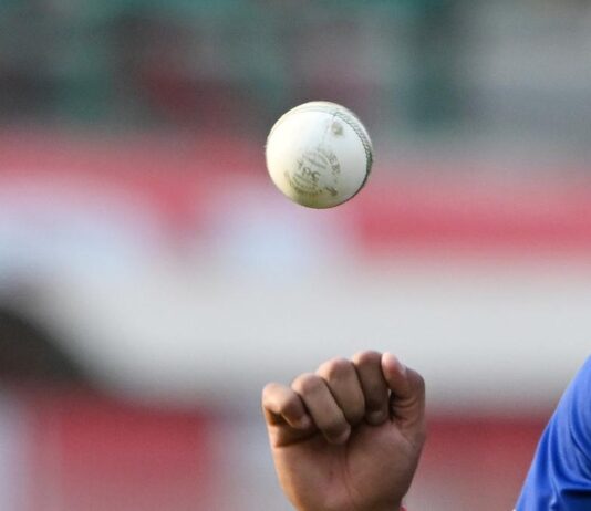 பந்தை பளபளப்பாக மாற்றுவதற்கு உமிழ்நீரை பயன்படுத்த அனுமதி