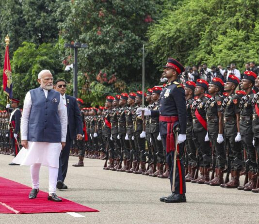 பிரதமர் மோடிக்கு இலங்கையில் சம்பிரதாய அணிவகுப்பு மரியாதையுடன் வரவேற்பு!