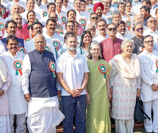 தேசத் தலைவர்கள் மீது அவதூறு: காங். தலைவர் கார்கே குற்றச்சாட்டு