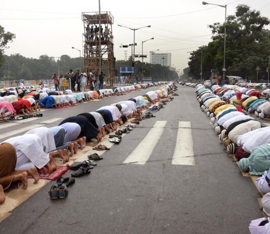 சாலைகளில் ரம்ஜான் தொழுகைக்கு எதிர்ப்பு தெரிவித்ததால் உ.பி.யில் போலீஸை கண்டித்து முஸ்லிம்கள் கோஷம்