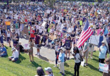 உலக நாடுகளுக்கு அதிக அளவில் வரி விதித்த ட்ரம்பை கண்டித்து அமெரிக்க, ஐரோப்பிய நாடுகளில் பேரணி