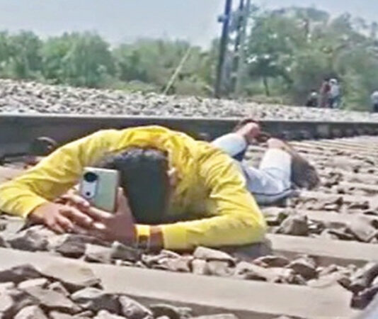 தண்டவாளத்தில் படுத்து ரீல்ஸ் எடுத்தவர் கைது