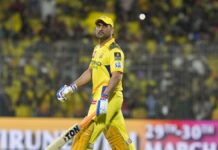 களத்துக்குள் வருவதை தோனியே முடிவு செய்கிறார்: சிஎஸ்கே பயிற்சியாளர் விளக்கம்