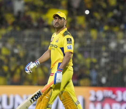 களத்துக்குள் வருவதை தோனியே முடிவு செய்கிறார்: சிஎஸ்கே பயிற்சியாளர் விளக்கம்