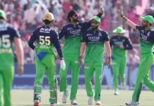 பச்சை நிற ஆடையில் விளையாடிய ஆர்சிபி வீரர்கள்!