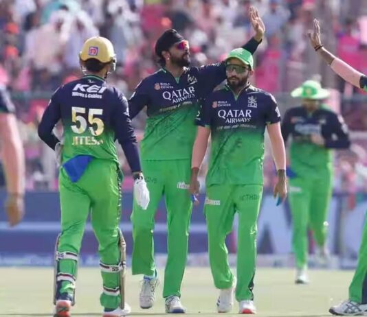 பச்சை நிற ஆடையில் விளையாடிய ஆர்சிபி வீரர்கள்!