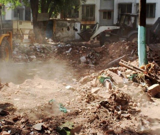 நாசிக் தர்கா இடிப்பின்போது ஏற்பட்ட வன்முறையில் 21 போலீஸார் காயம்