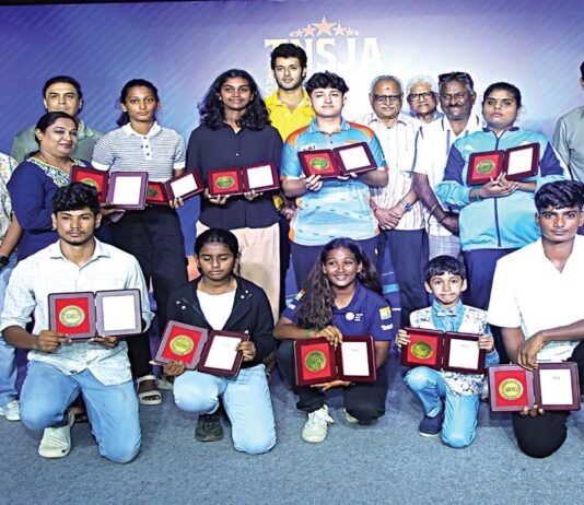 இளம் வீரர், வீராங்கனைகளுக்கு ரூ.10 லட்சம் உதவி