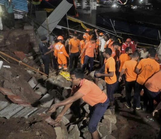 ஆந்திராவில் கோயில் சுவர் இடிந்து விழுந்து 7 பேர் உயிரிழப்பு, பலர் காயம்