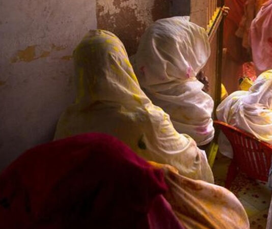 மகாராஷ்டிராவின் 7,000 கிராமங்களில் கணவனை இழந்தோருக்கு எதிரான வழக்கங்கள் நீக்கம்