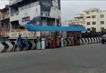 மார்த்தாண்டம்: மேம்பாலத்தில் தள்ளாடும் நிழற்குடை