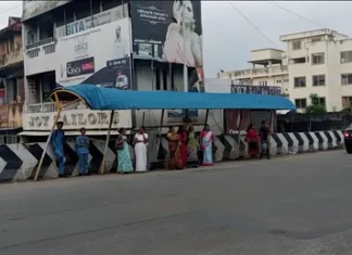 மார்த்தாண்டம்: மேம்பாலத்தில் தள்ளாடும் நிழற்குடை