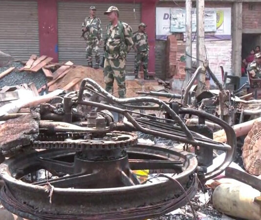 சொந்த மண்ணிலேயே நாங்கள் அகதிகளாகி விட்டோம்: முர்ஷிதாபாத் வன்முறையால் பாதிக்கப்பட்ட பெண்கள் வேதனை